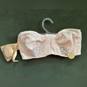 32D Wacoal lace strapless bra in color sand